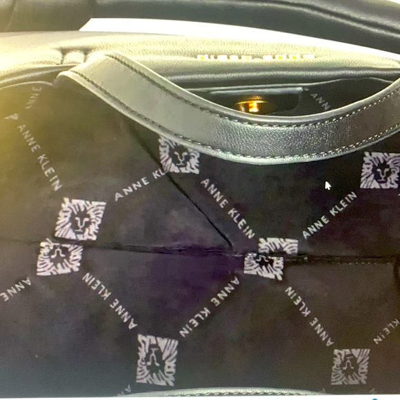 NWT gleaming chain trim with a pillowy knotted shoulder strap classy elegant - Picture 11 of 16